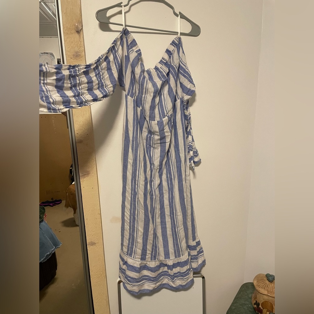 Long sleeve, backless dress
